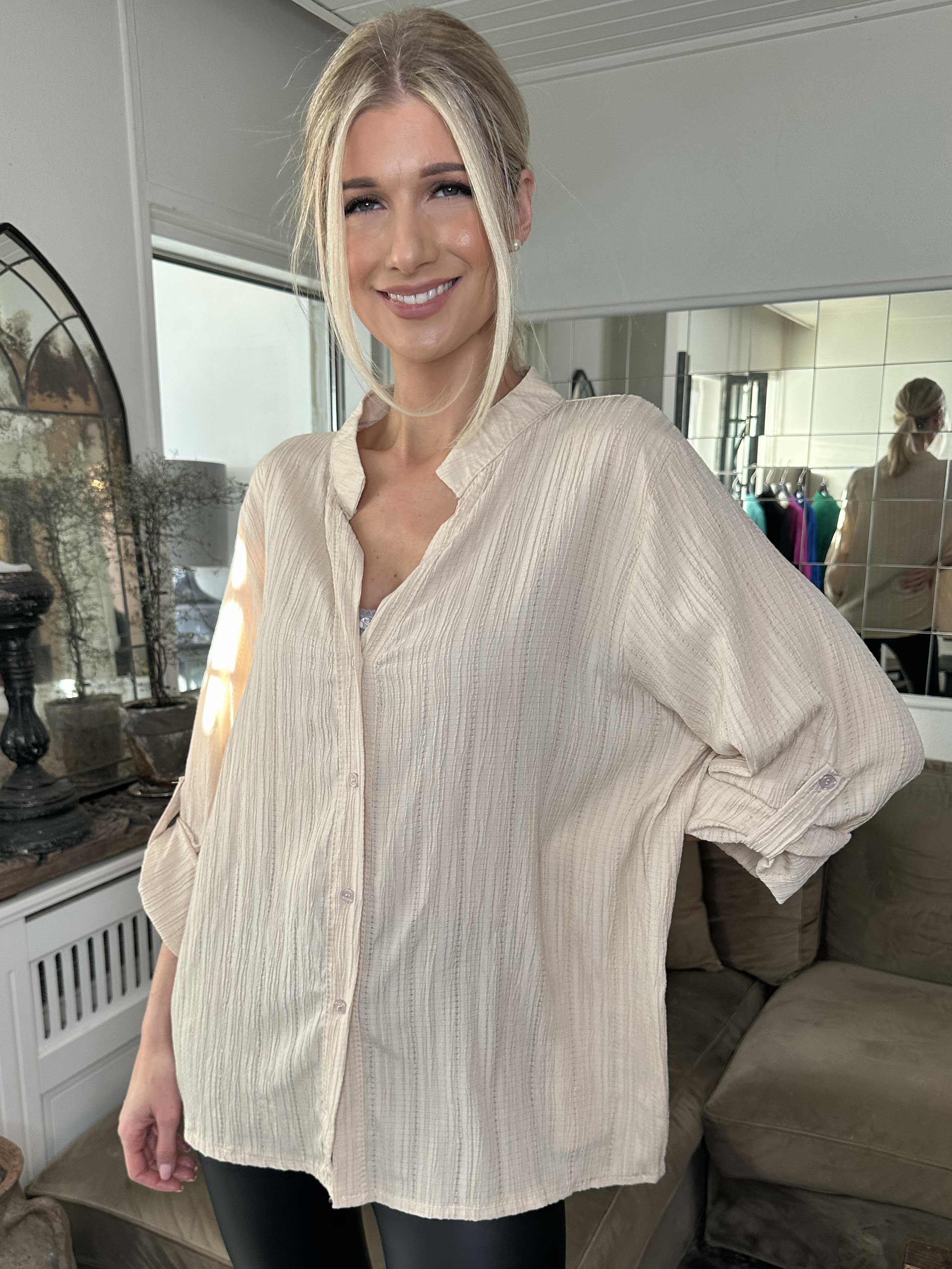 Karah - Enfärgad skjorta i crepe-look